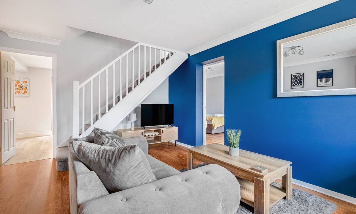 Wootton House | Comfortable Home away from Home with FREE Parking