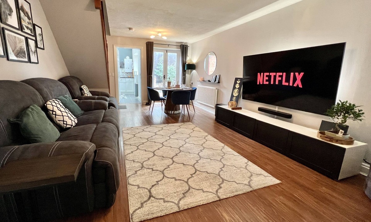 Milton Malsor House | Comfortable Home - Free Parking & Wi-Fi