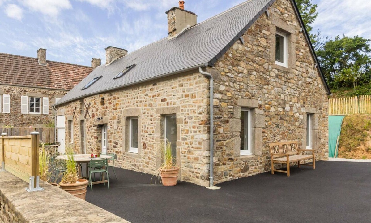 Siouville-Hague Cottage | Comfortable house near beach with parking and pets allowed