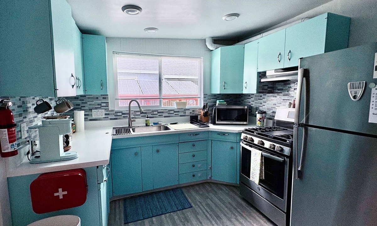 Hayward House | Comfortable House with a TV, Yard, Parking