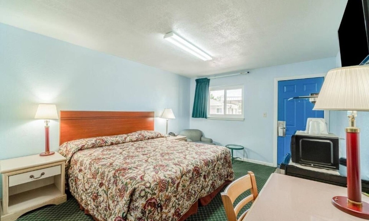 Boise City Hotel | Comfortable King-Bed Room Near Comanche National Grasslands