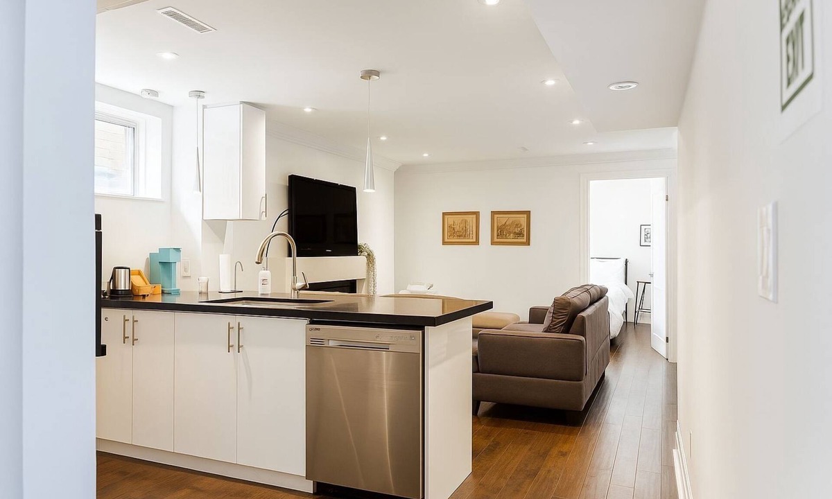 Fairview House | Comfortable Mississauga Stay, Private Entry, Laundry & Wi-Fi