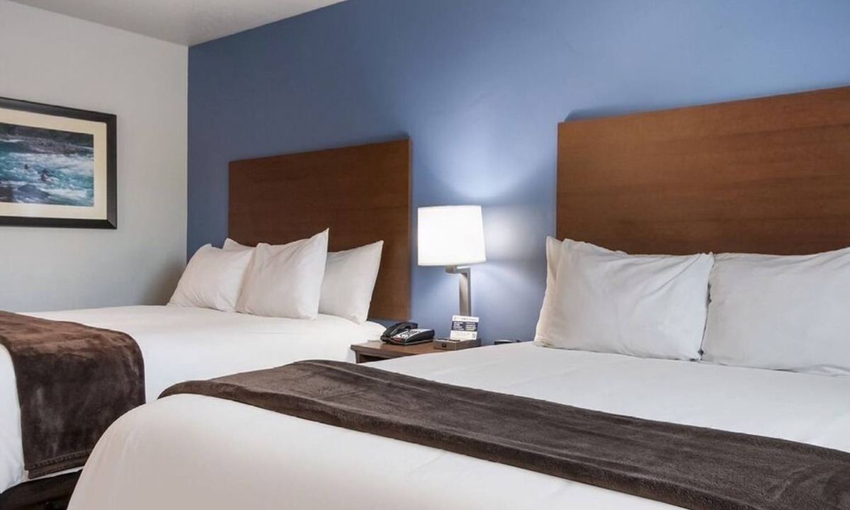 Grant Creek Hotel | Comfortable Missoula Stay | Plush Bed & Kitchenette Close to Airport