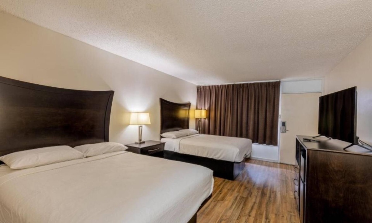 Beeville Hotel | Comfortable Pet-Friendly Room Near Beeville Restaurants w/Free Parking