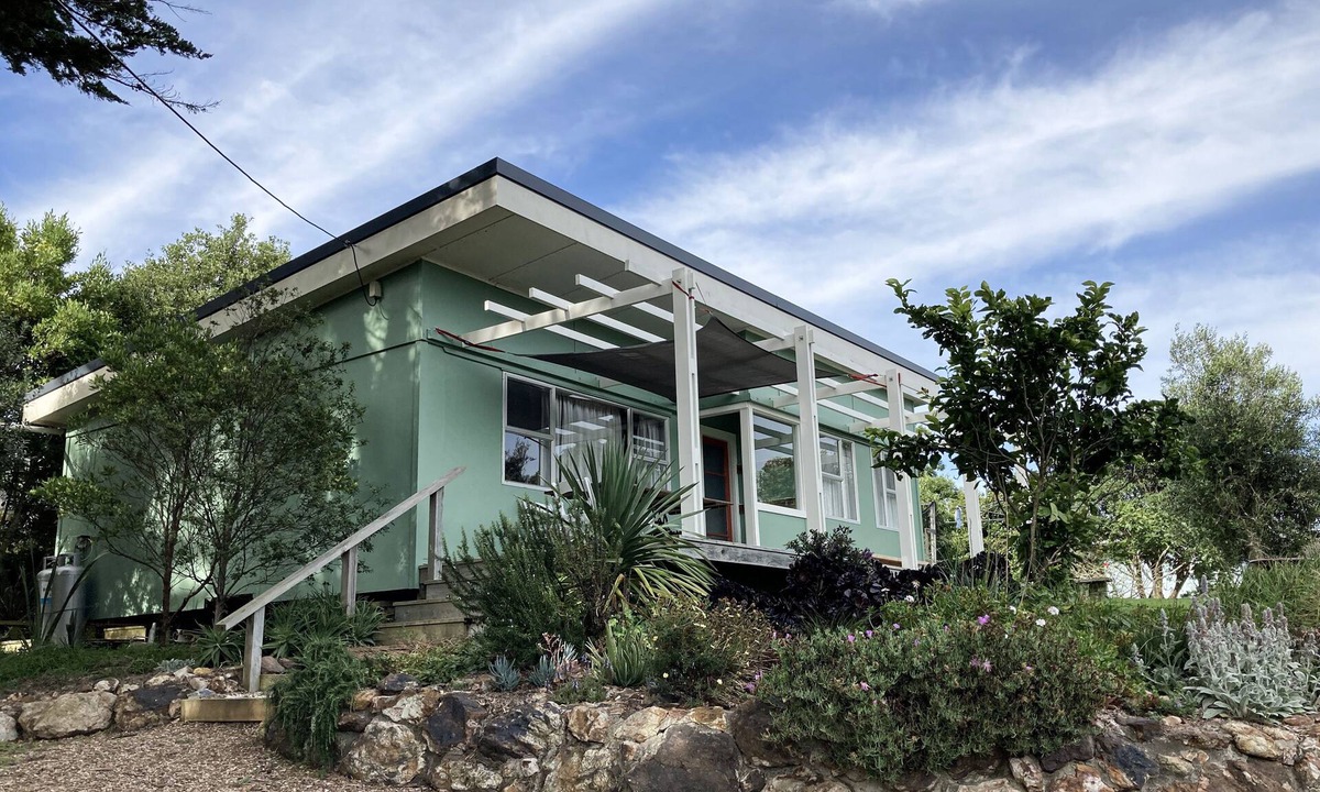 Ostend Cottage | Comfortable retro bach, close to everything