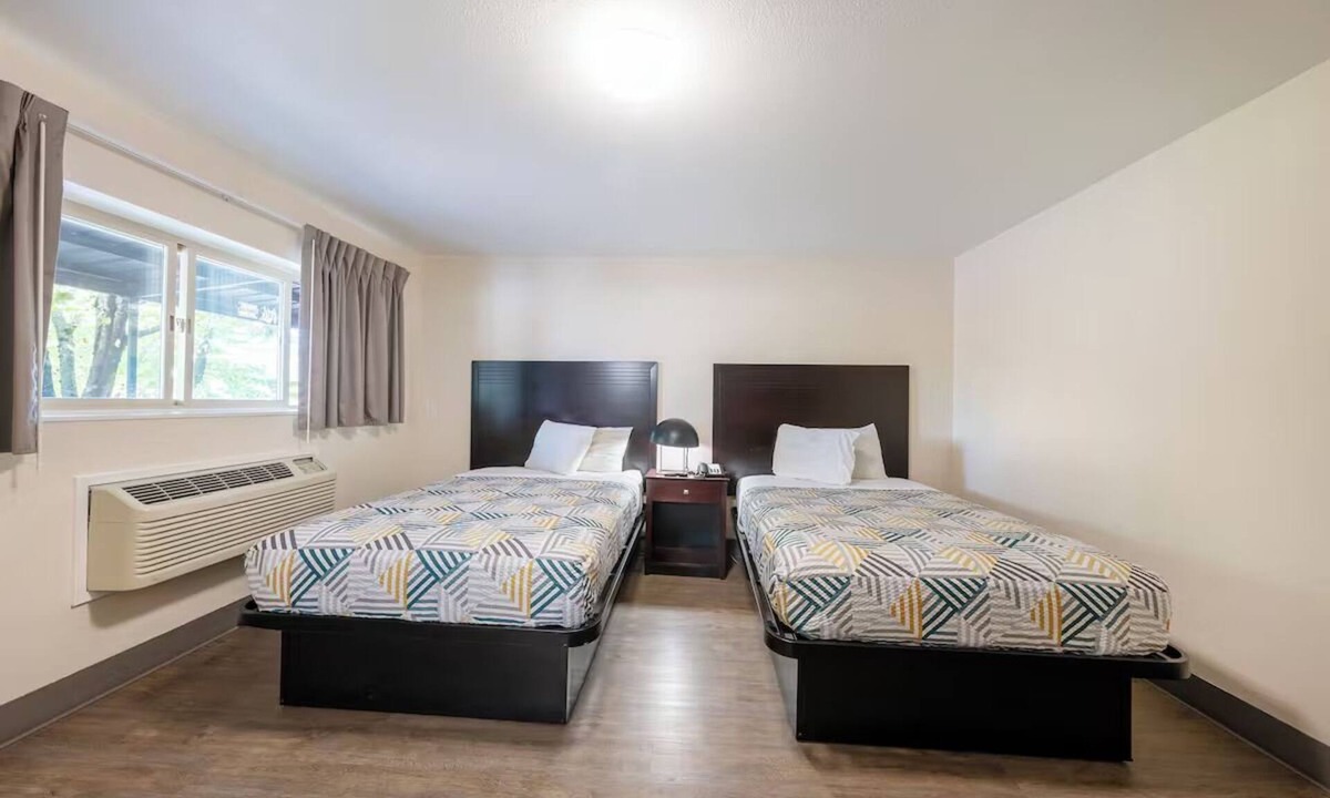 Hollywood District Hotel | Comfortable Room Near Public Transit – Great Value