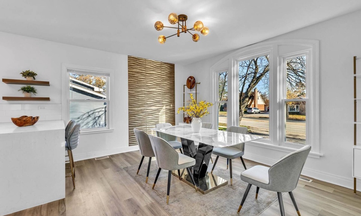 Downers Grove House | Comfortable SFH for Families & Groups Easy Walk to Local Shops and Eateries