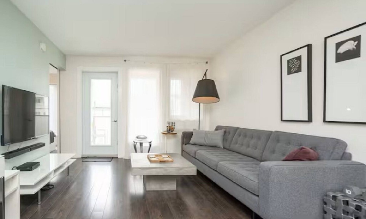 Winnipeg Condo | Comfortable Sherbrook Condo | 2 Bed | 1 Bath |