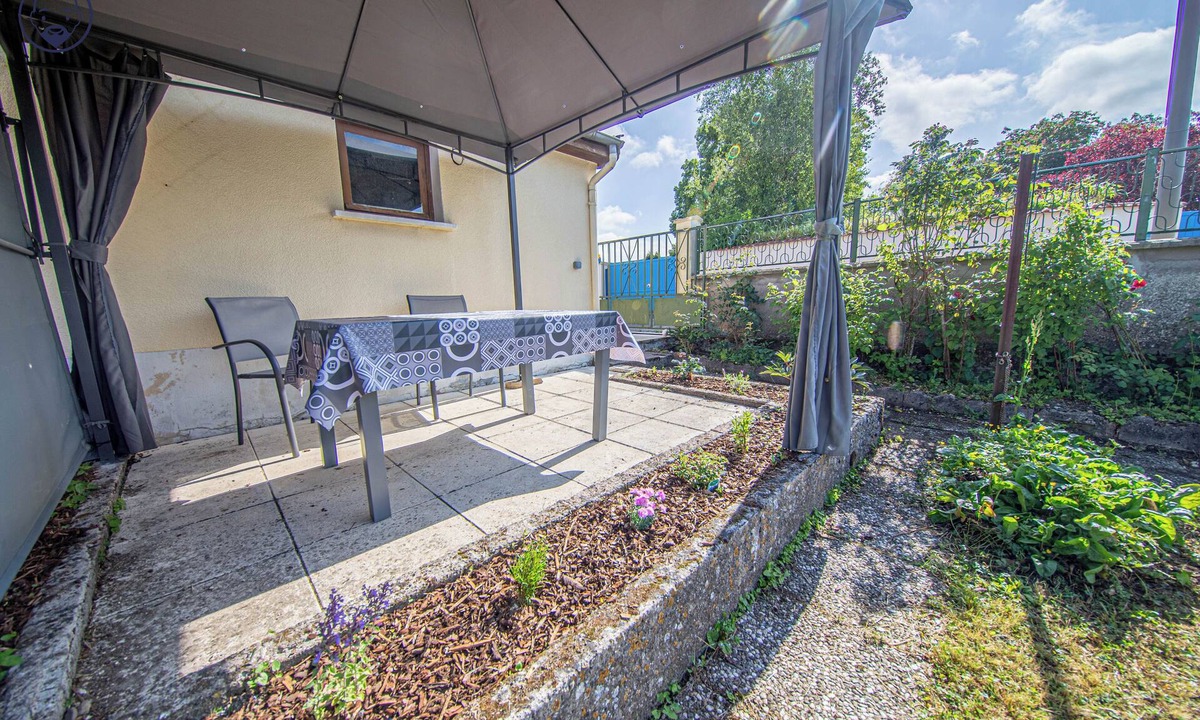 Vignot House | Comfortable single-storey house with garage and land
