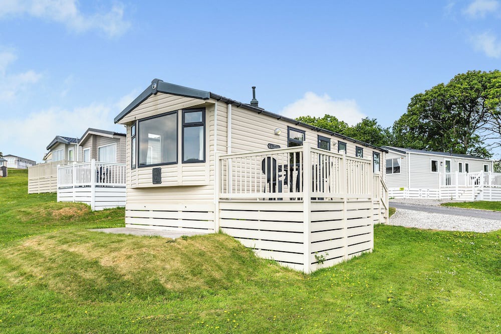 Hewas Water House | Comfortable spacious caravan with one double and two twin.