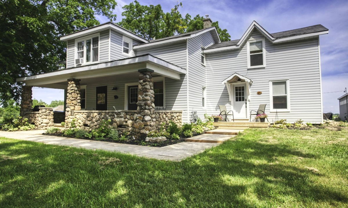 Beamsville Other | Comfortable spacious farmhouse vineyard location. Ensuite bathrooms.