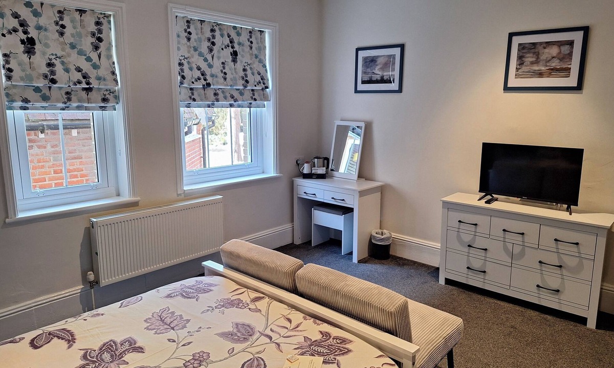 Cranleigh House | Comfortable Spacious Double Ensuite Room