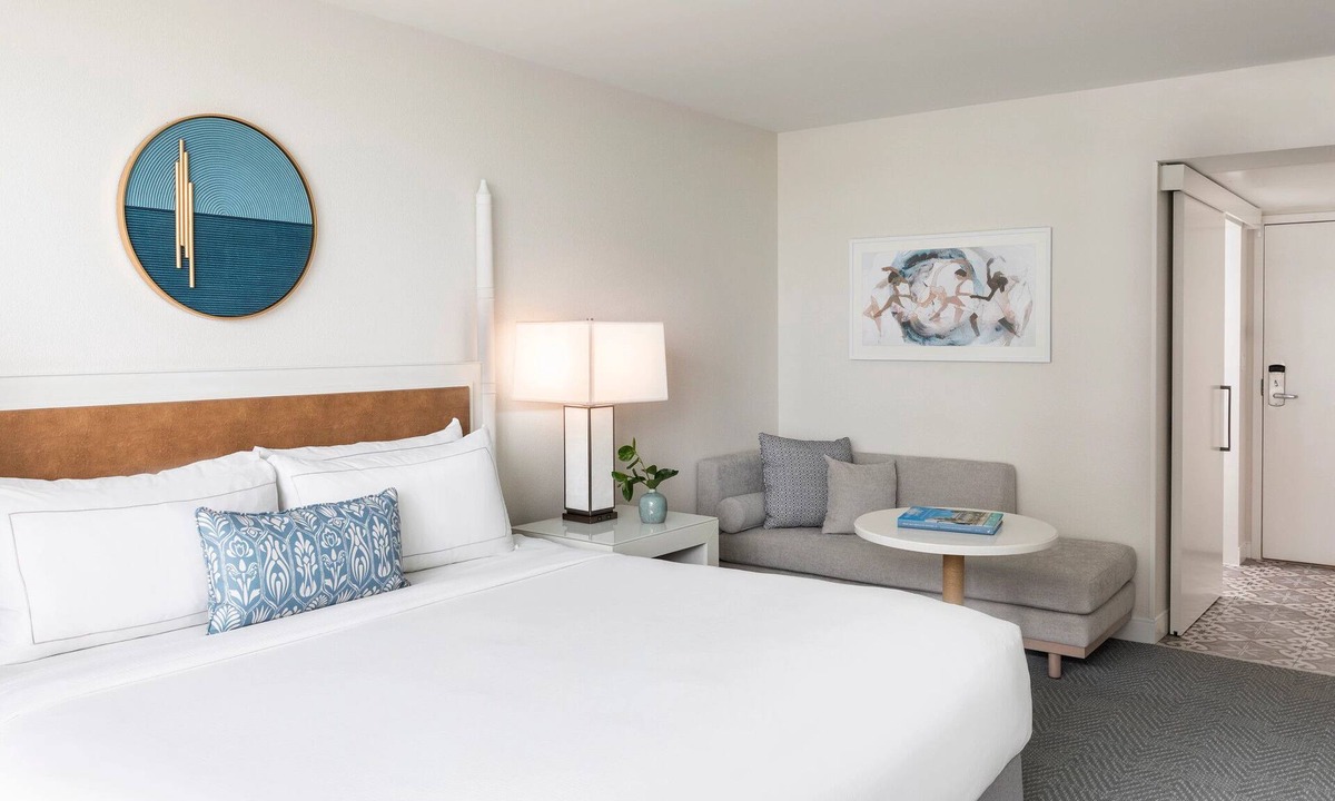 Singer Island Hotel | Comfortable Spot w/Oceanview | Bar & Restaurant