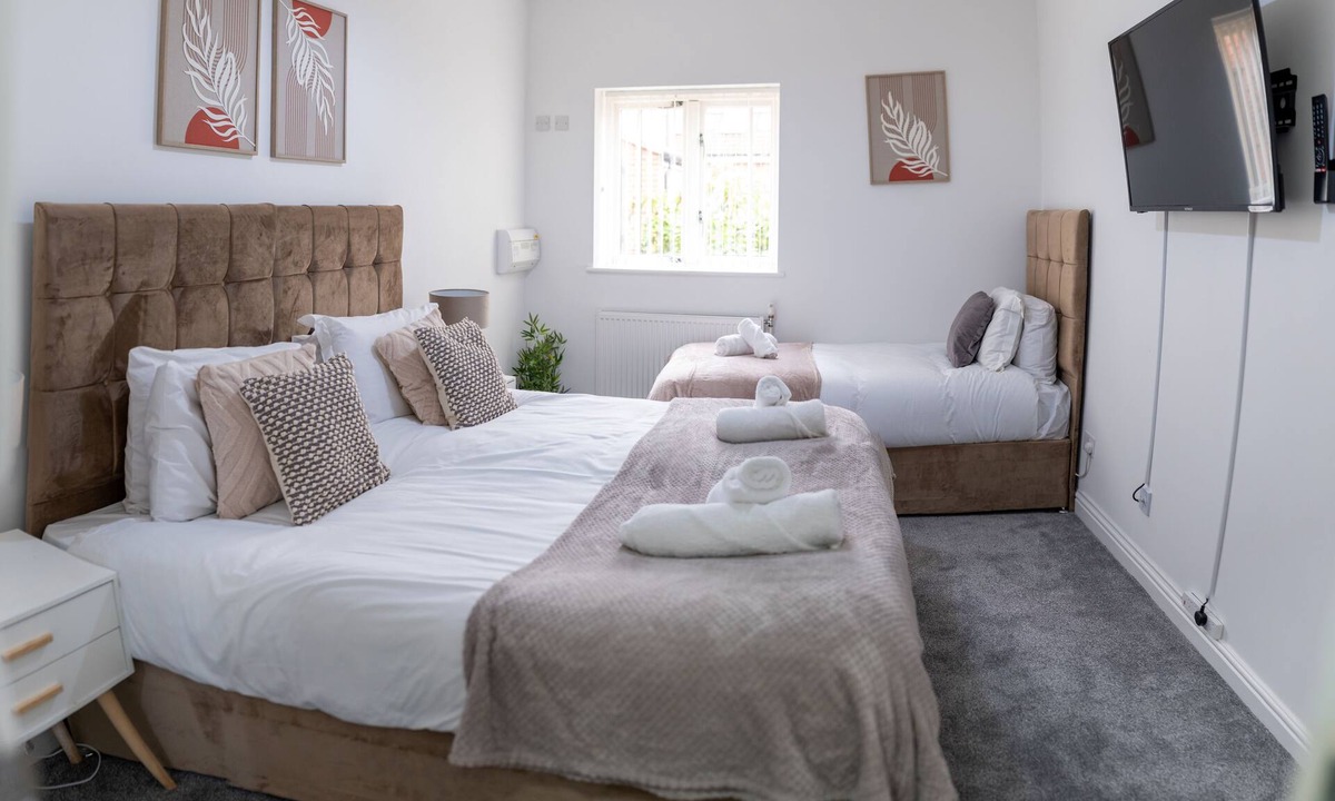 Leicester House | Comfortable Stay At Sangha Walk Sleeps 9 Free Parking