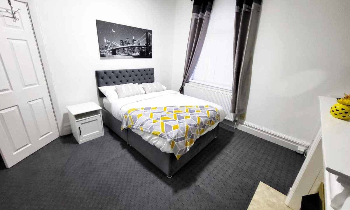 Rochdale Apartment | Comfortable Stay - Ivor St