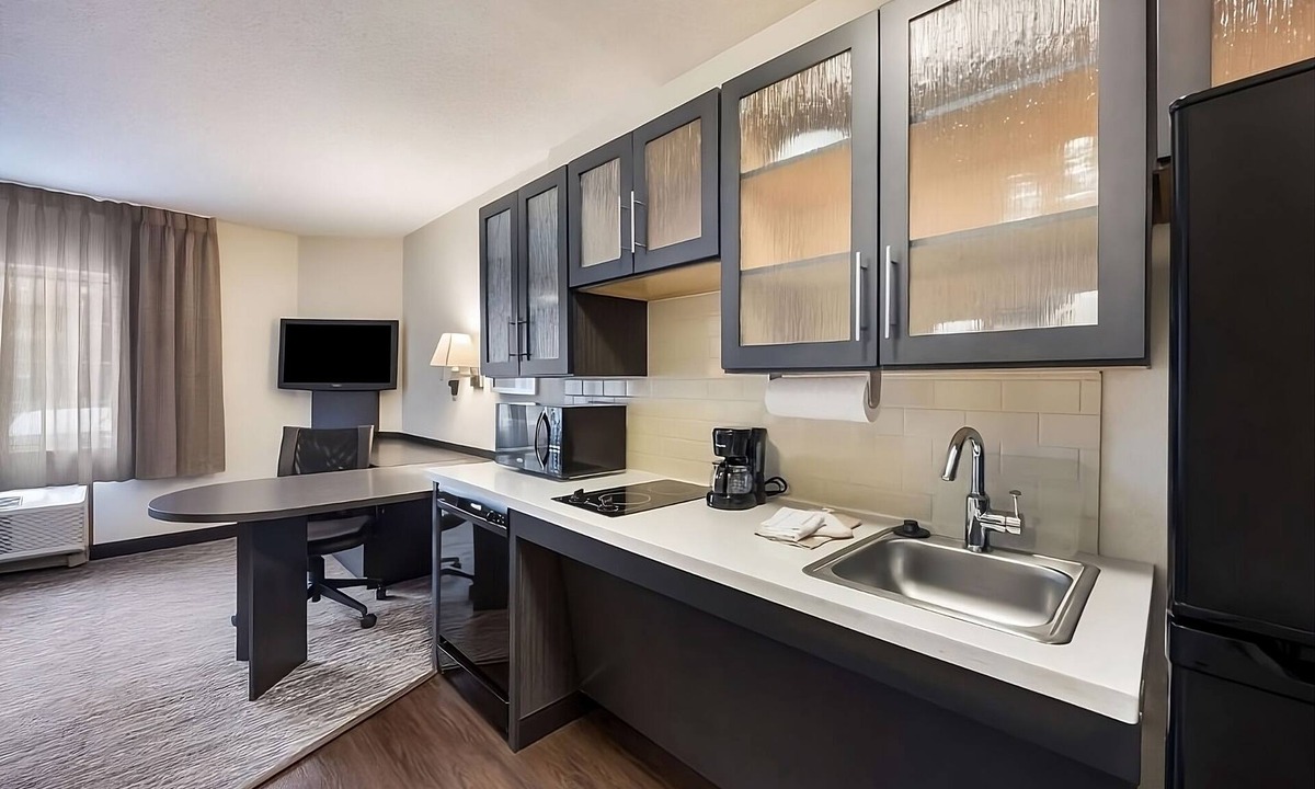 Northeast Heights Hotel | Comfortable Stay with Easy Access to City Highlights! Pets Allowed, Full Kitchen