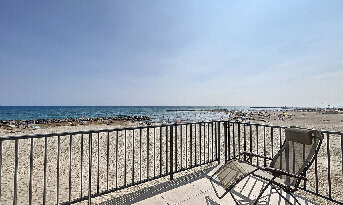 Carnon-Plage Apartment | Comfortable T3 on beach with WiFi and private parking