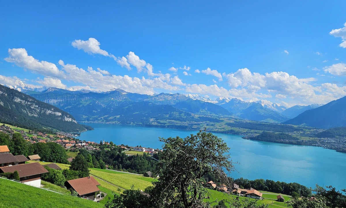 Goldiwil Ski Chalet | Comfortable vacation home overlooking Lake Thun and the Alpine chain