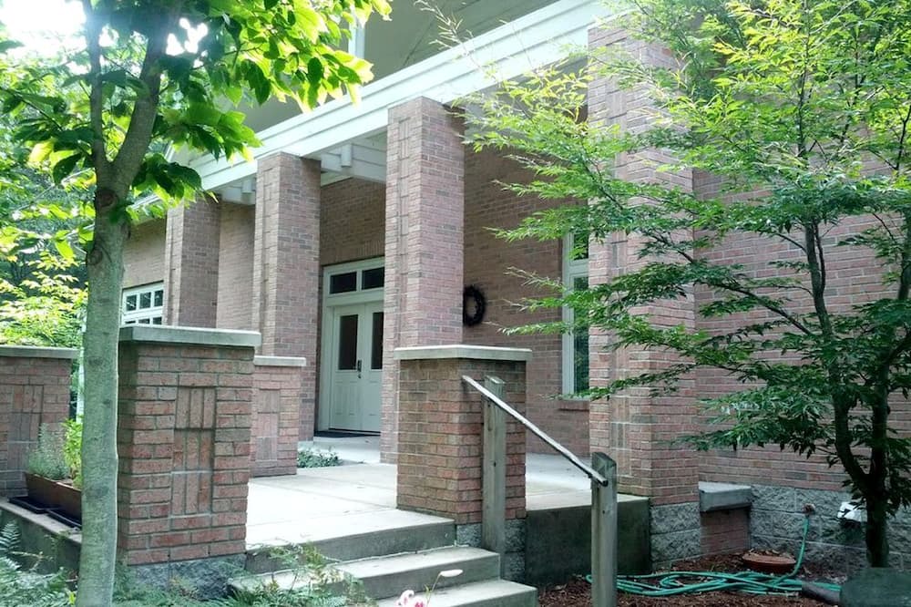 Holland Cabin | Comfortable Vacation Suite for Getaway near Grand Haven State Park in Holland, Michigan