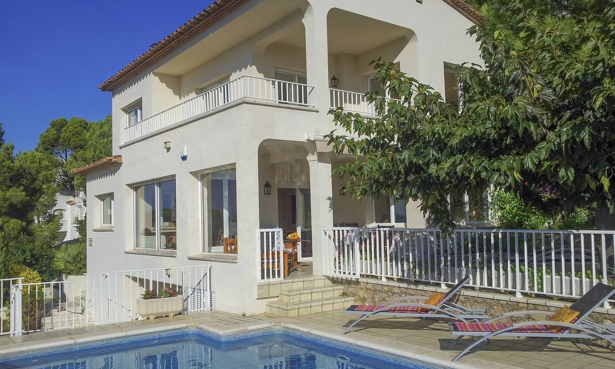 L'Escala Villa | Comfortable villa in Punta Montgó with spectacular views, pool and garden