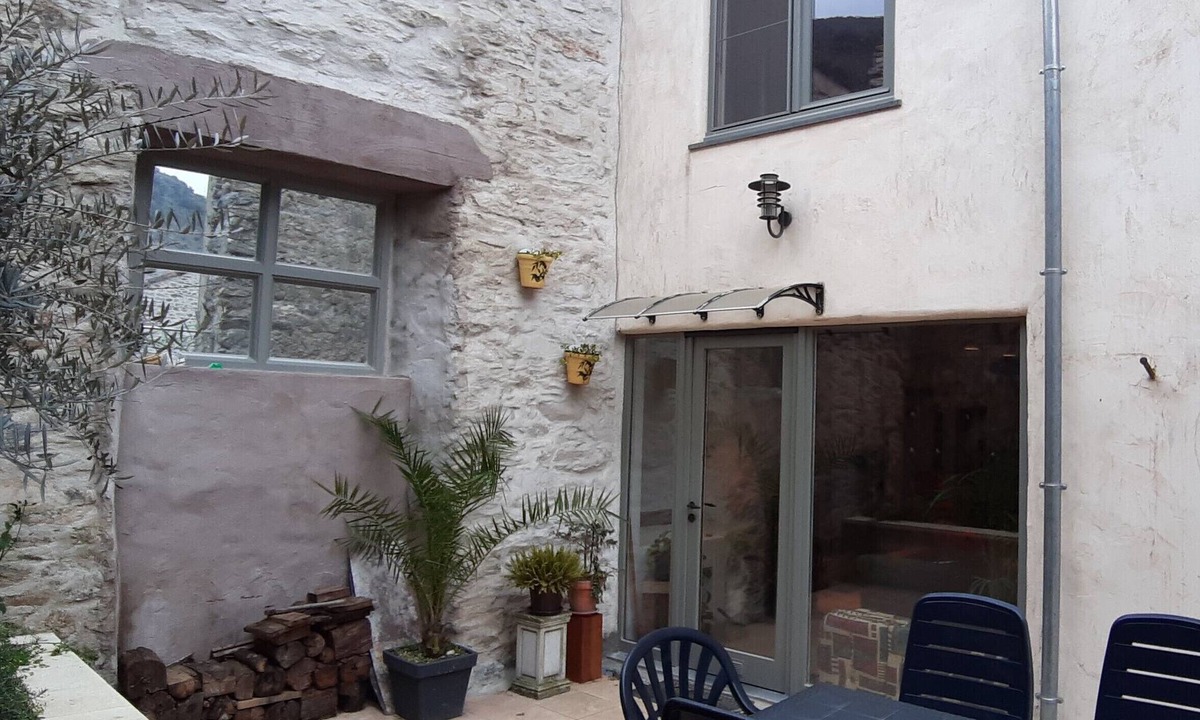 Les Ilhes House | Comfortable village house with terrace.