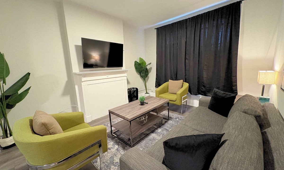 Sheffield and DePaul Apartment | Comfortably Appointed & Spacious 3BR Apartment