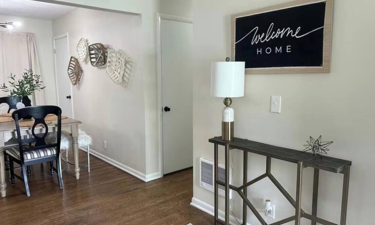 Omaha House | Comforting Roots - Cozy, Inviting Stay That Feels Like Home