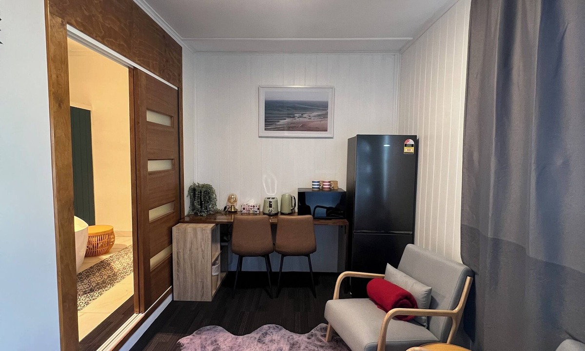 Renmark Apartment | Comforting Stay with Spacious & Serene Bath