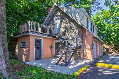 Bryn Mawr Apartment | Comfy 1 BR Hide Away Apt w Garage Parking