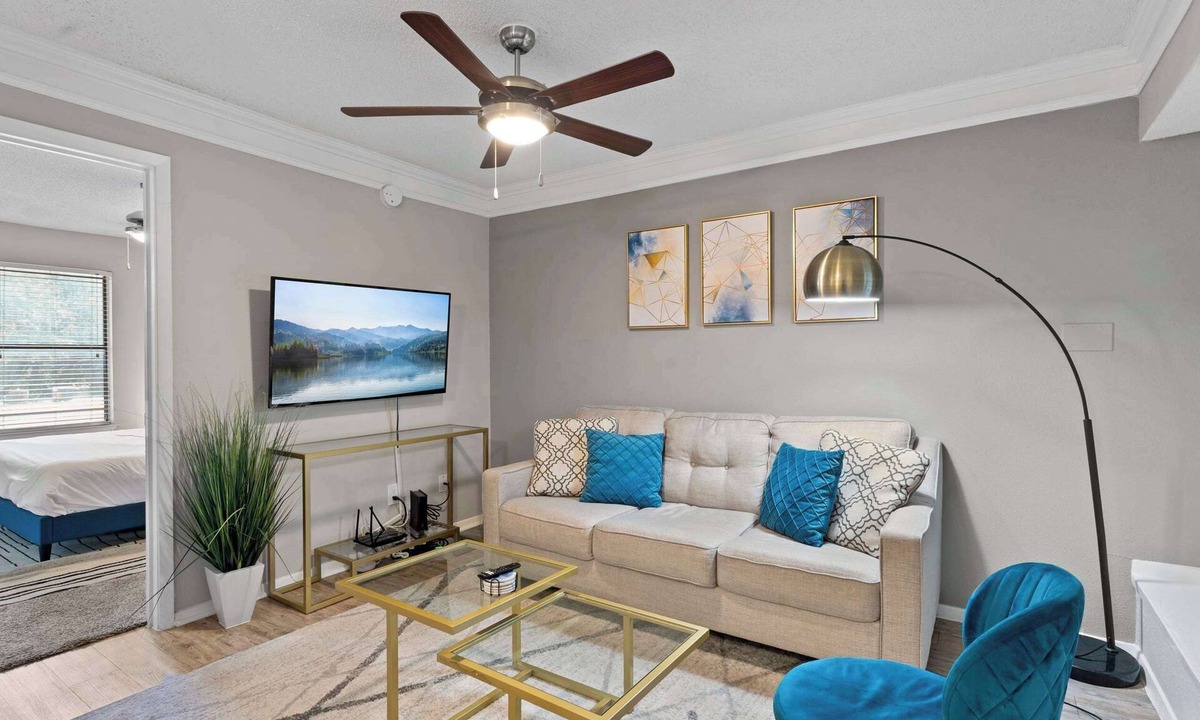 Brentwood Apartment | Comfy 1BR suite w/fast WiFi + king bed + pool