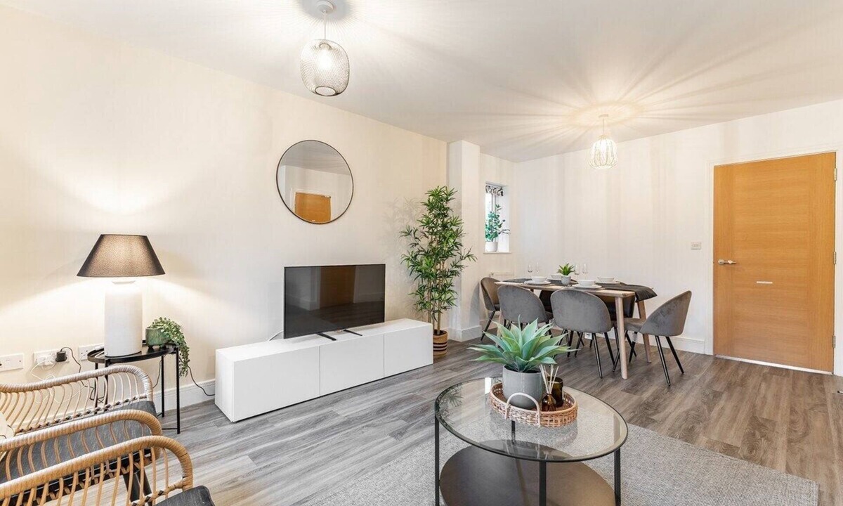 Stanwell House | Comfy 2 Bed With Sofa Bed/Heathrow/Surrey/M25