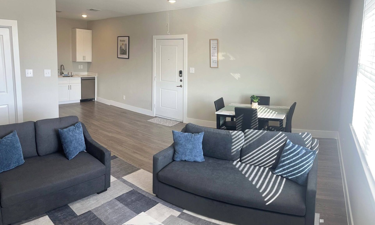 Spring Branch West Apartment | Comfy 2 Bedroom Apartment Near Downtown Houston