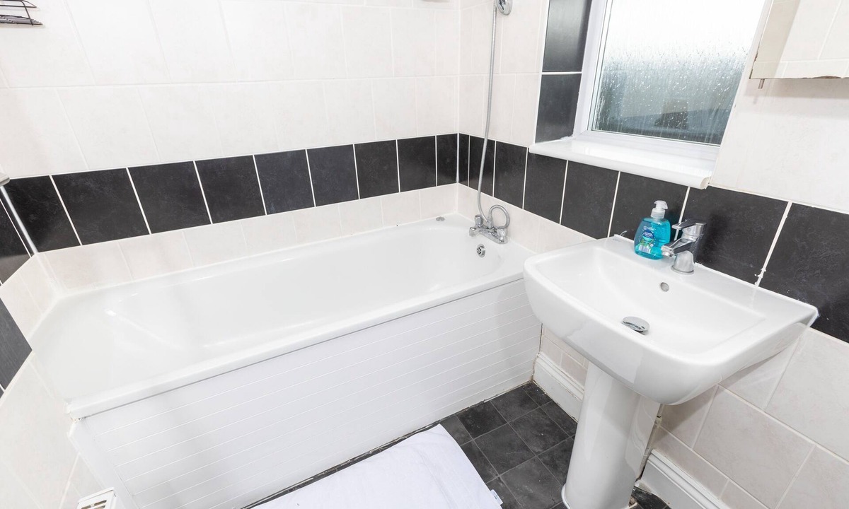 Strood House | Comfy 2 Bedroom House for 4