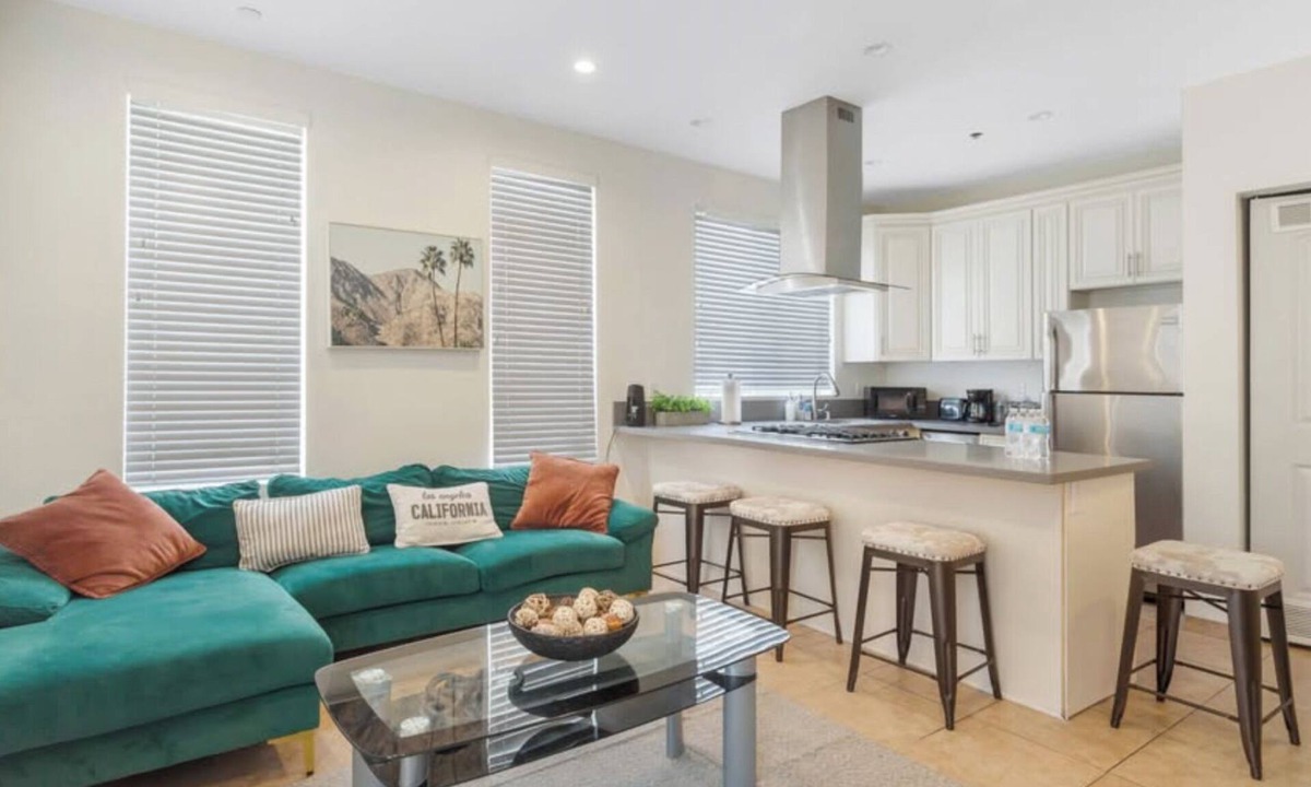 East Hollywood Apartment | Comfy 2bed apartment with Private Balcony, Rooftop, & A/C near Griffith Park