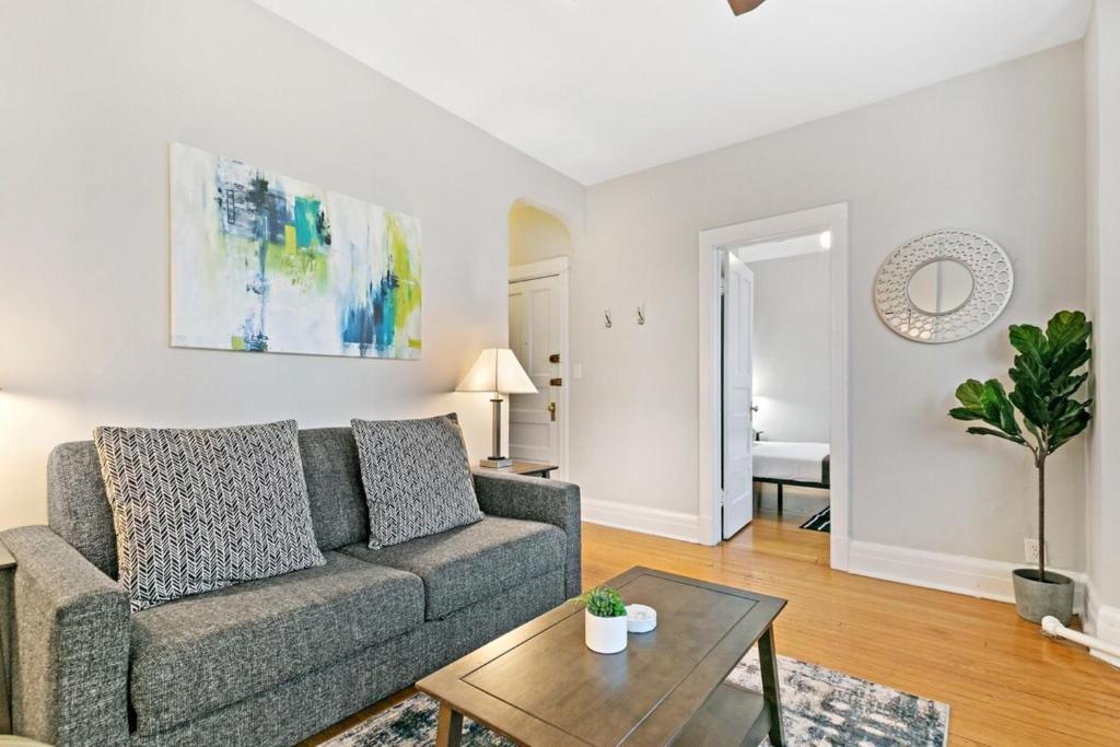 Wrigleyville Apartment | Comfy 2BR Apartment near Wrigley Field - Grace 3