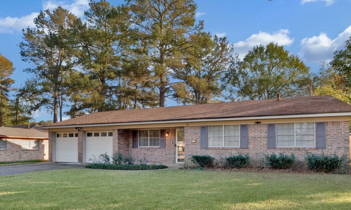 Shreveport House | Comfy 3-bedroom Retreat With 2 Full Bathrooms and Large Fenced backyard