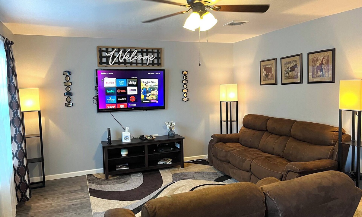 Pecan Tree - McCullough House | Comfy 3Bed/2Bath. EZ Access to Santa's Wonderland