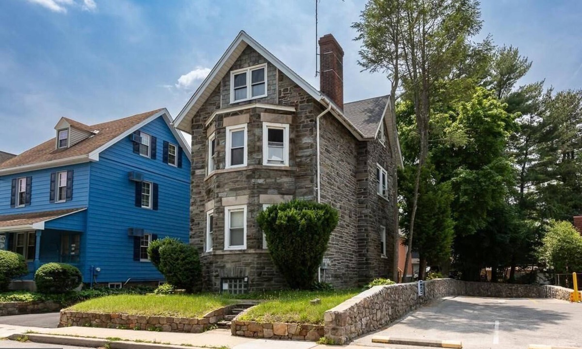 Bryn Mawr Apartment | Comfy 3BR/1.5B 2 Fl Apt in Bryn Mawr -Parking