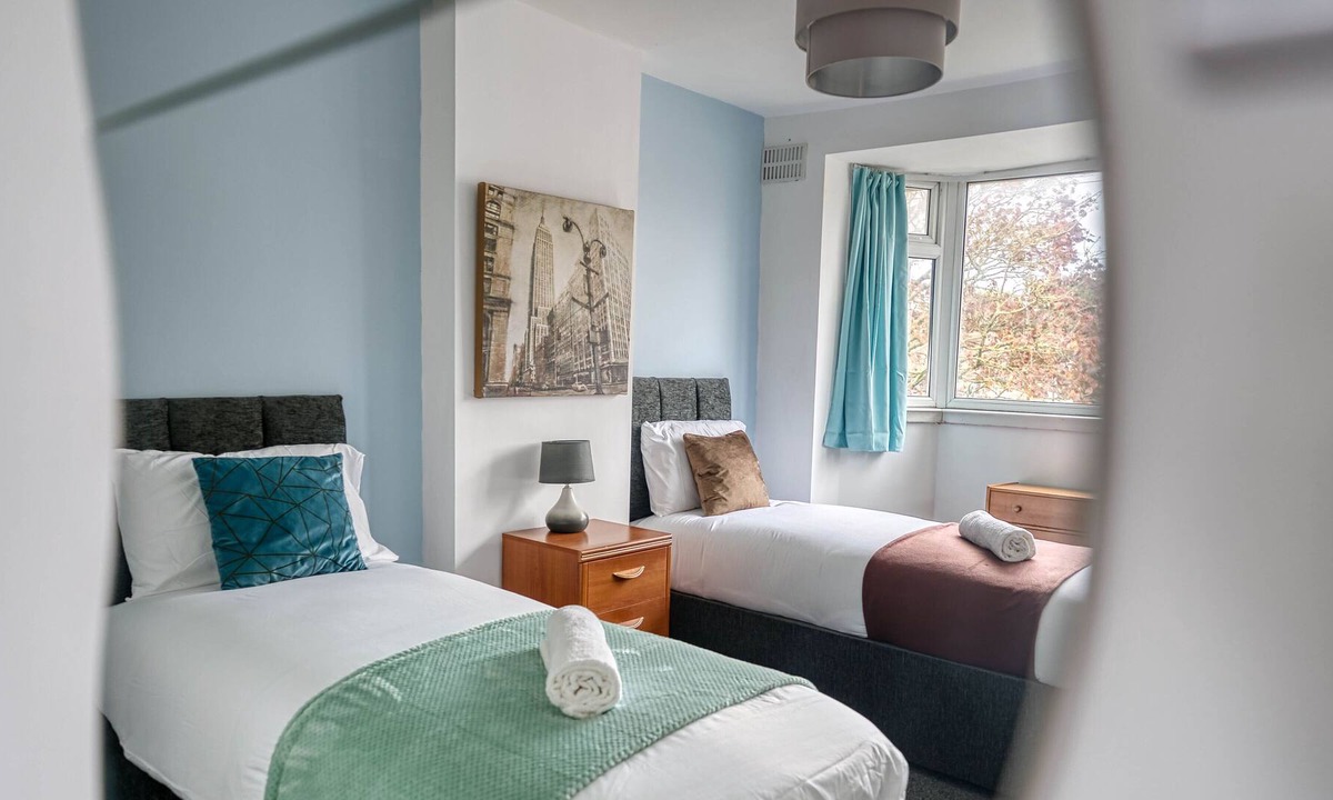 Bloxwich Apartment | Comfy 4BR House Prime Location