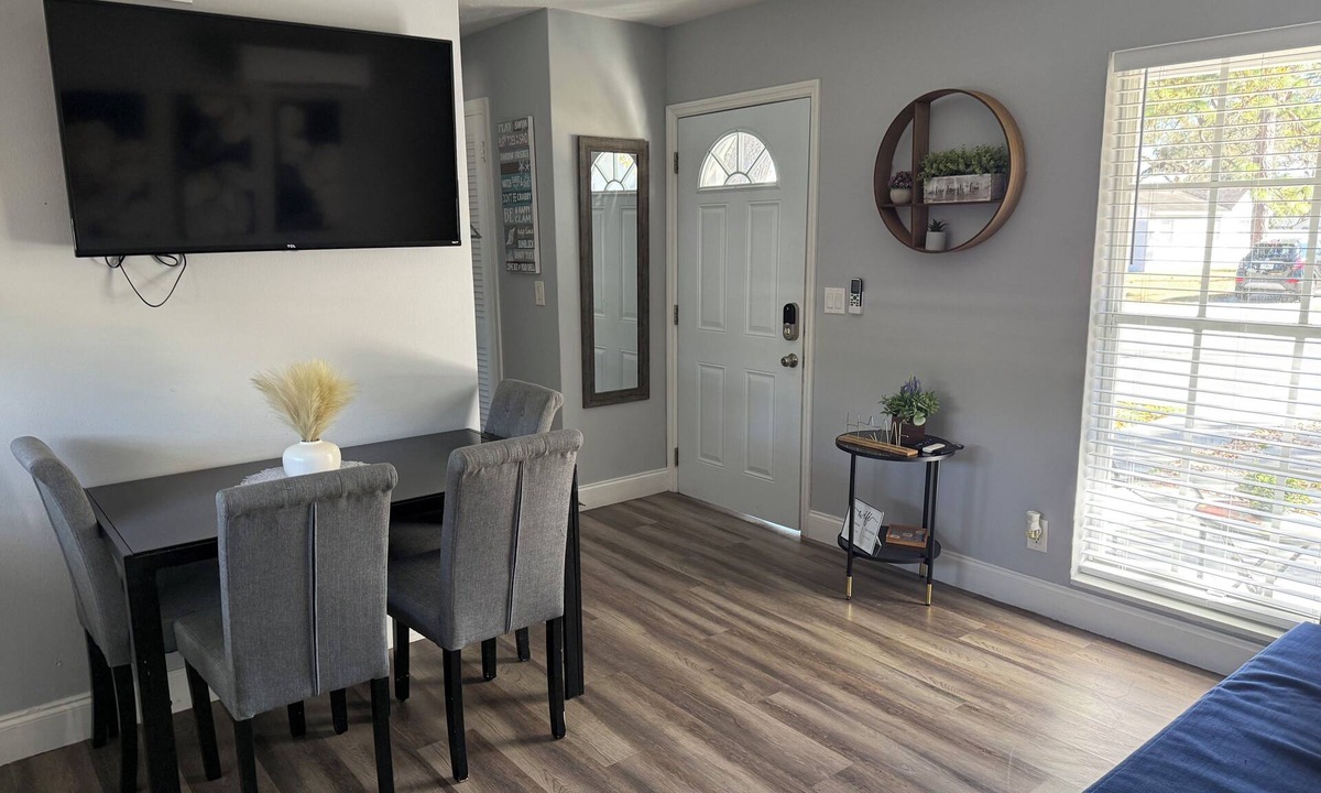 University Apartment | Comfy Apartment Near Bush Gardens