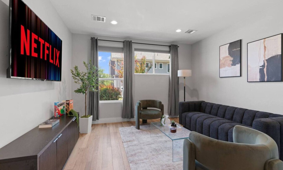 University Hills and Windsor Park House | Comfy Austin Home Base | Sleeps 12+ | Close to DT