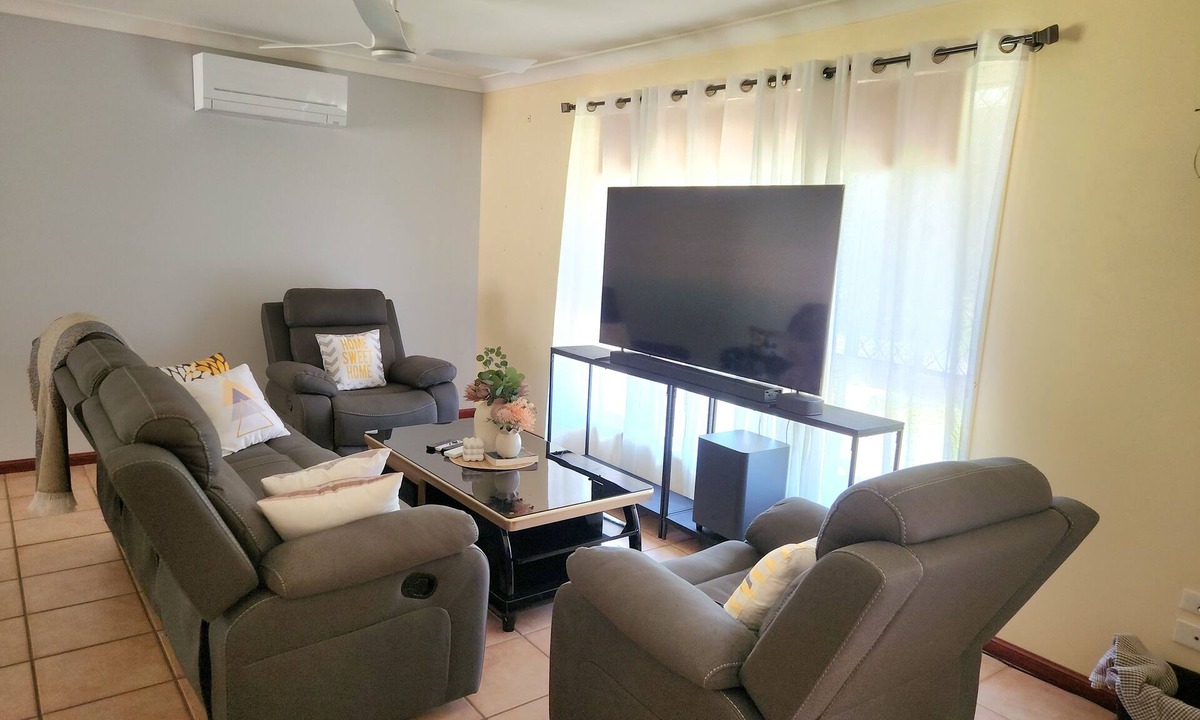 Capalaba House | Comfy Bayside Home