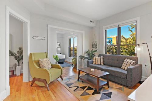 North Center Apartment | Comfy & Bright 3BR Fully Furnished Apt - Lincoln 3E
