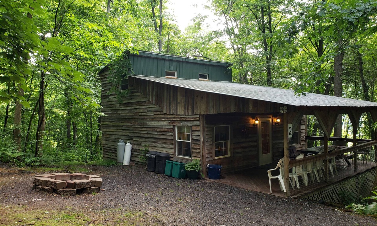 Huntingdon House | Comfy cabin in the woods with extra-large covered deck