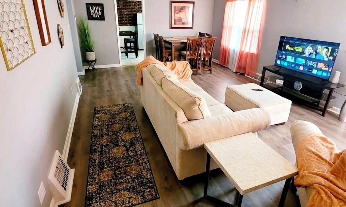 Beverly Hills House | Comfy, Clean & Charming Family Friendlyn10 Min. to airport & 15 min to downtown