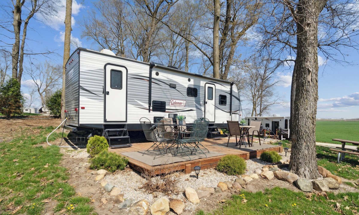 Langworthy RV Rental | Comfy Coleman rental camper in Delhi, IA