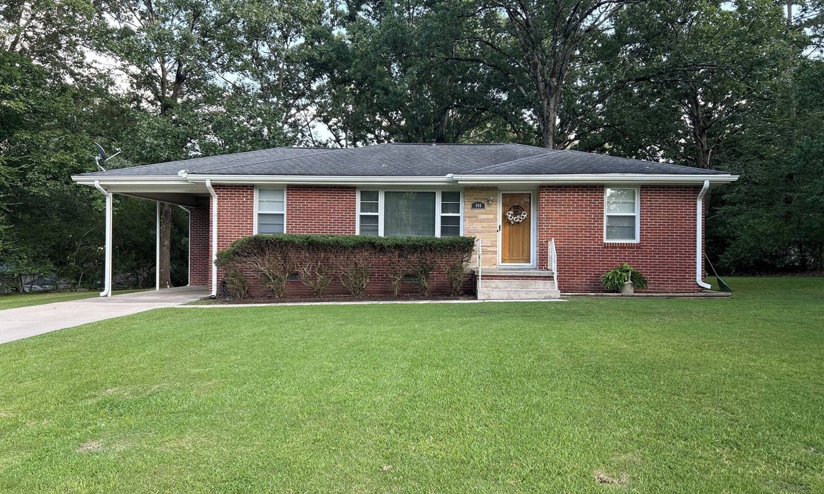 Weaver House | Comfy & Cozy Home in Weaver!