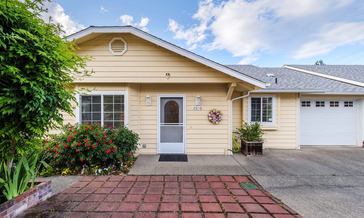 Grants Pass Cottage | COMFY-COZY, Quiet, EV car CHARGER, GARAGE, Recliner