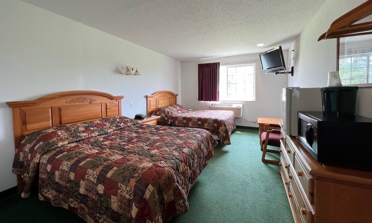 Red Bud Bed & Breakfast | Comfy Double Queen Economy Room with Free Parking!