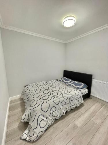 Whittington House | Comfy Ensuite Room in Colindale